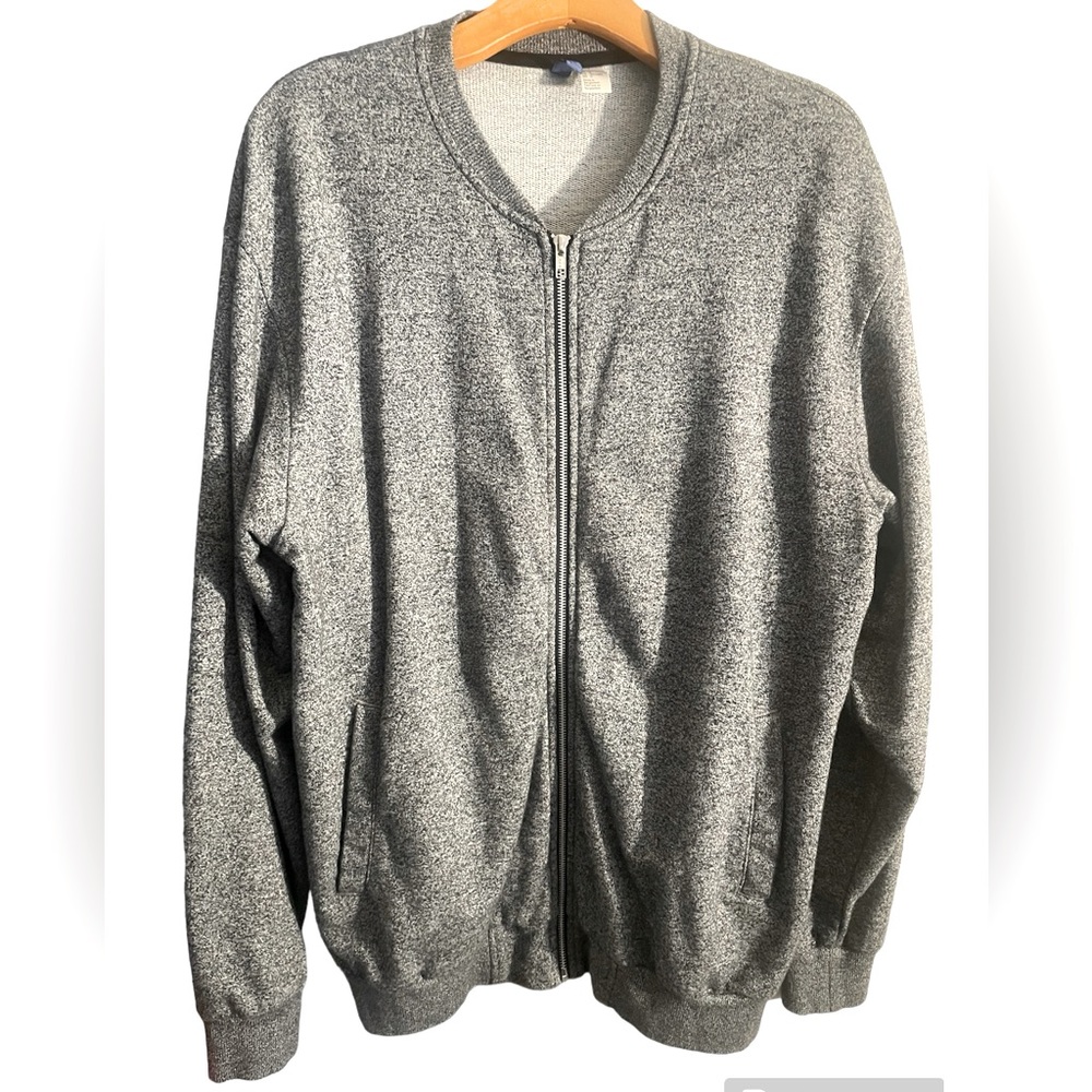 Mens Large very comfy zip up sweater.